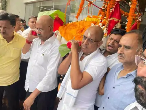 मंत्री बृजमोहन अग्रवाल की मां के अंतिम संस्कार में शामिल हुए नितिन नबीन