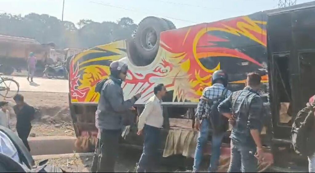 रायपुर-बिलासपुर हाईवे के पास पलटी बस