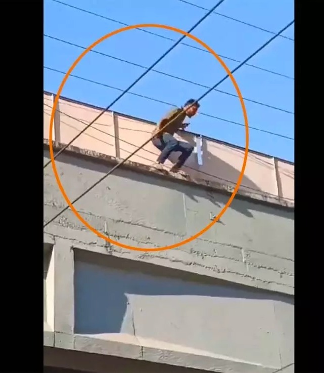 BHAYANDAR RAILWAY STATION : अचानक दीवार पर चढ़ रेलवे ट्रैक पर कूदा युवक, आरपीएफ और रेलवे कर्मचारियों ने बचाई जान, वीडियो हुआ वायरल