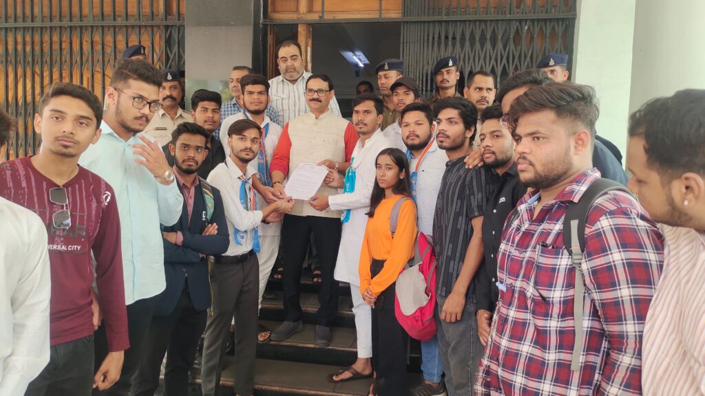 पं रविशंकर विवि पर जबरदस्ती फेल करने का आरोप! NSUI ने दिया धरना, दोबारा जांच की मांग