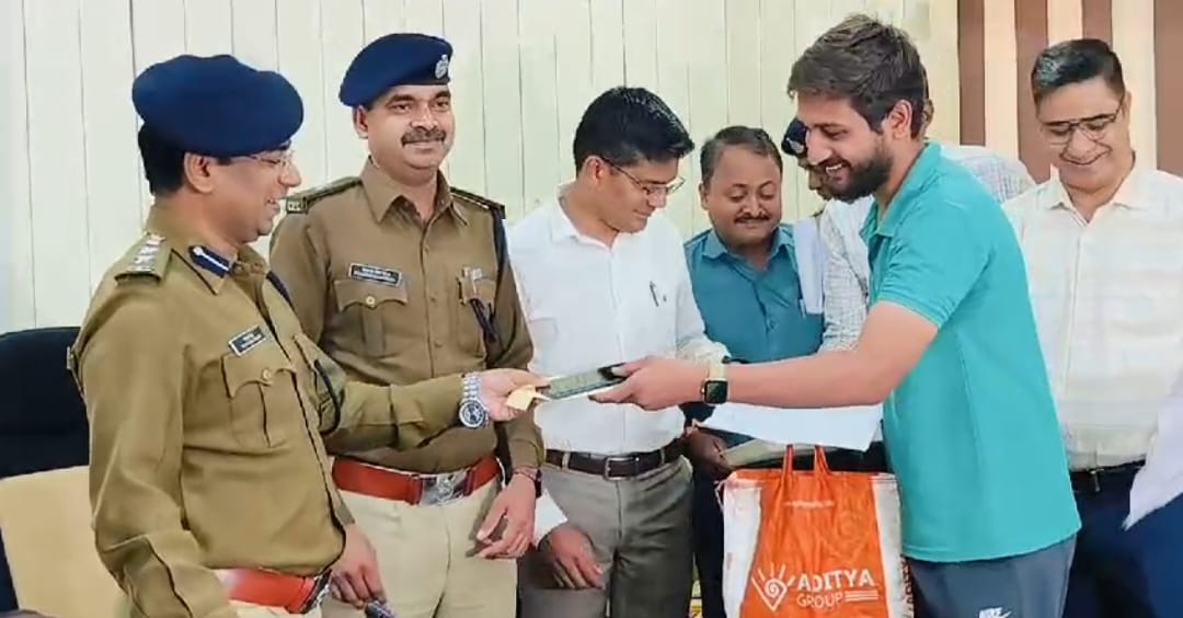 रायपुर पुलिस ने लौटाए खोये हुए फोन