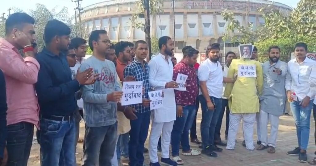 CG News: गृहमंत्री विजय शर्मा का पुतला दहन! बढ़ते अपराधों को लेकर युवा कांग्रेस ने खोला मोर्चा