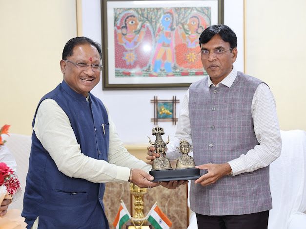 सीएम विष्णुदेव साय ने मनसुख मांडविया को साल और प्रतीक जिन्ह भेंट किया