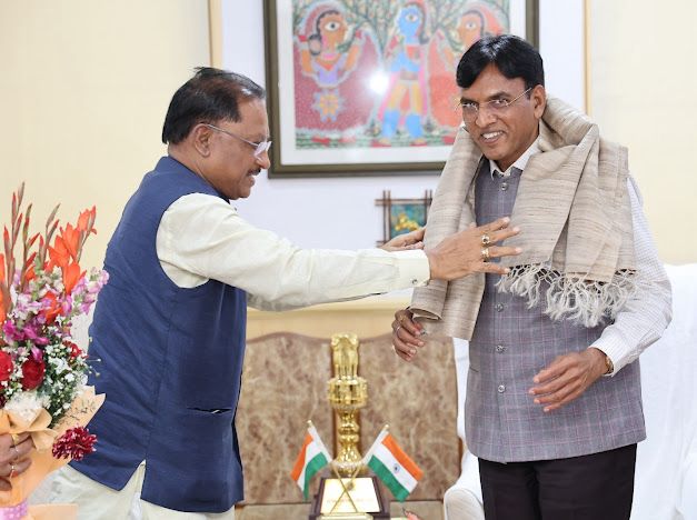 सीएम विष्णुदेव साय की केंद्रीय मंत्री मनसुख मांडवीया से दिल्ली में हुई मुलाकात