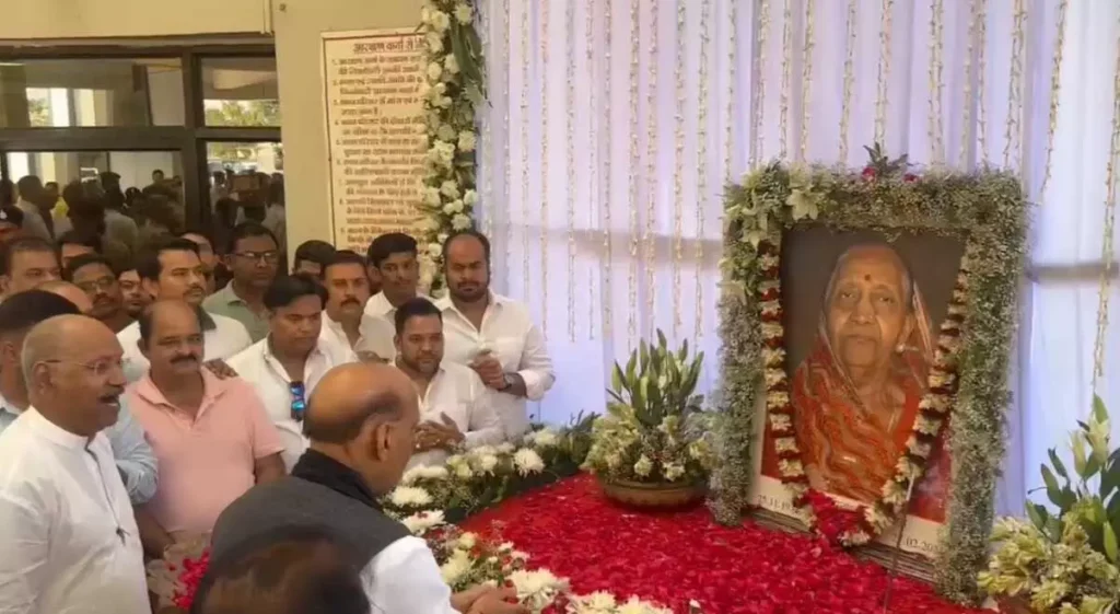 CG news: मंत्री बृजमोहन अग्रवाल के निवास पहुंचे रक्षामंत्री राजनाथ सिंह, स्वर्गीय माता पिस्तादेवी को दी श्रद्धांजलि