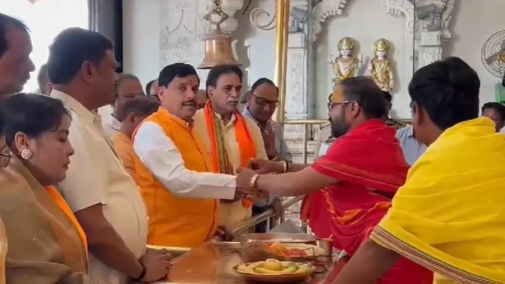 मध्यप्रदेश के मुख्यमंत्री डॉ मोहन यादव ने माता बम्लेश्वरी देवी की पूजा-अर्चना कर देश की ख़ुशहाली की कामना की.