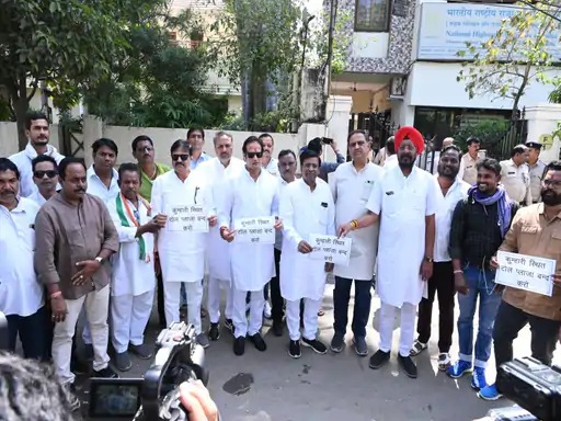 Chhattisgarh News : कुम्हारी टोल प्लाजा का टेंडर खत्म, लेकिन अवैध वसूली जारी, टोल बंद करवाने पहुंचे कांग्रेसी, आंदोलन की दी चेतावनी