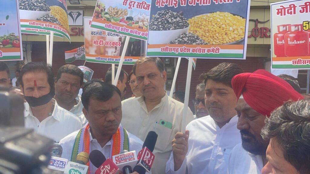 महंगाई के खिलाफ प्रदर्शन शुरु, PCC चीफ दीपक बैज सब्जी खरीदने पहुंचे सब्जी बाजार