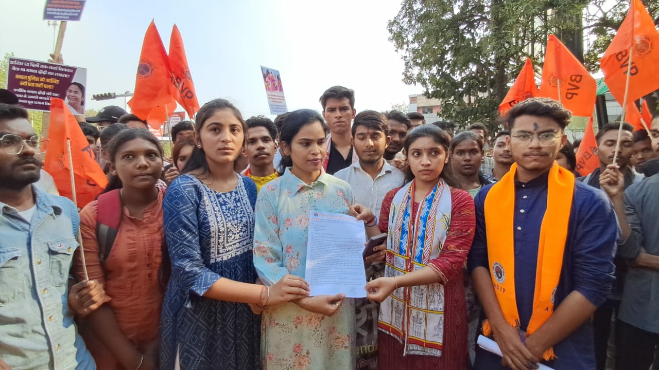 संदेशखाली उत्पीड़न मामलें में ABVP का प्रदर्शन, पीड़ित महिलाओं के लिए लगाई न्याय की गुहार, राष्ट्रपति के नाम सौंपा ज्ञापन