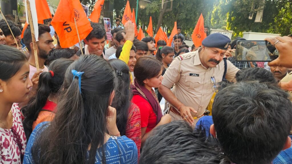 संदेशखाली उत्पीड़न मामलें में ABVP का प्रदर्शन, पीड़ित महिलाओं के लिए लगाई न्याय की गुहार, राष्ट्रपति के नाम सौंपा ज्ञापन
