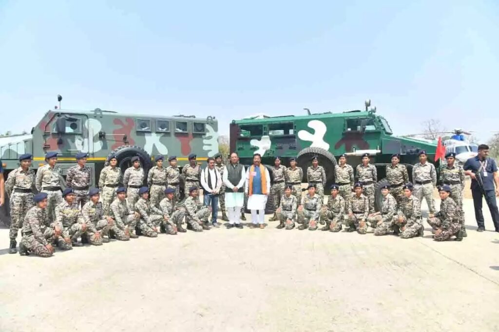 CM Vishnu Deo In Dantewada : दंतेवाड़ा पहुंचे CM साय ने दन्तेश्वरी फाईटर्स के महिला जवानों के साथ फोटो खिंचवा कर महिला दिवस की दी बधाई