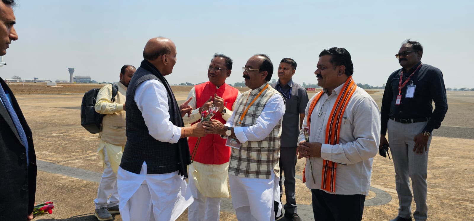 केंद्रीय मंत्री राजनाथ सिंह का स्वागत करते हुए मुख्यमंत्री विष्णुदेव साय और उपमुख्यमंत्री अरुण साव, विजय शर्मा