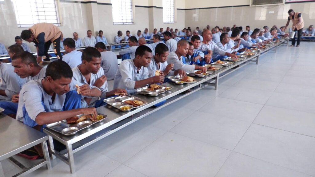 रायपुर के अपना घर आश्रम को 1 वर्ष पूरे: यहां बेघर, लाचार और असहाय लोगो को प्रभु बनाकर की जाती है सेवा