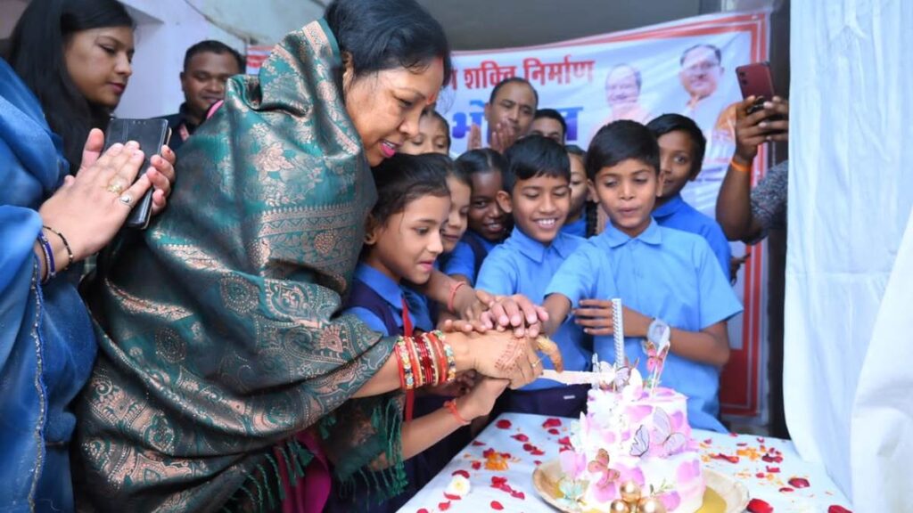 Chhattisgarh News : छत्तीसगढ़ की मुख्यमंत्री पत्नी कौशल्या साय ने जन्मदिन पर बच्चों के साथ मनाया जश्न