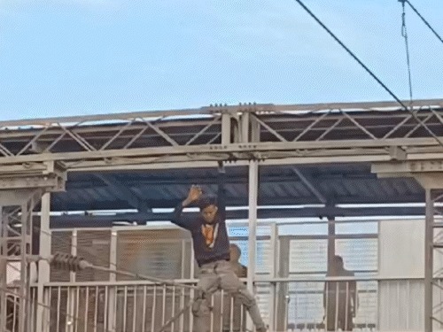 Ambala Cantt Railway Station : अंबाला कैंट रेलवे स्टेशन पर OHE पोल पर चढ़ने से युवक की मौत