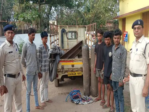 RAIPUR NEWS : बिजली का खंभा पार करते हुए पकड़े गए 5 चोर, गैस कटर और सिलेंडर बरामद