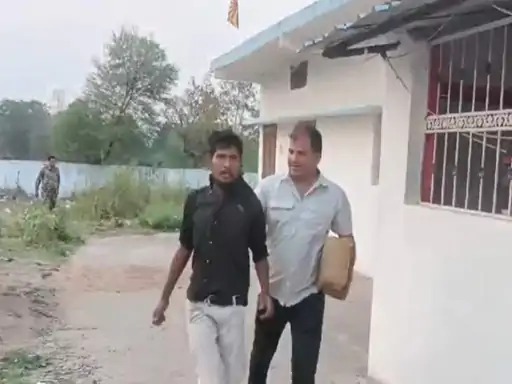 Police Caught Ganja Smuggler : पुलिस ने फिल्मी स्टाइल में गांजा तस्कर को किया गिरफ्तार, पानी की टंकी से मिला लाखों का गांजा, हर महीने बदलता था रूम