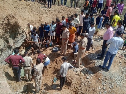 Mine Collapse In Surajpur : छुई खदान धंसने से एक युवक की मौत, महिला हुई घायल