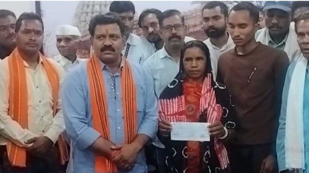 मृतक साधराम के गांव मुख्यमंत्री विष्णु देव साय ने भेजवाया 20 लाख का चेक, डिप्टी CM ने परिजनों को सौंपा