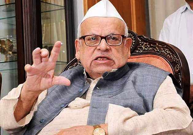 अफसरों को सड़क पर मारो...,मोदी योगी को गड्ढ़े में दफन कर डालो..., नेहरू के वारिस पर शर्म करो जैसे बयान देने वाले अजीज कुरैशी का रहा हमेशा विवादों से नाता 