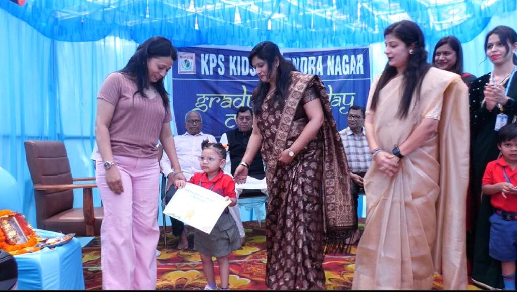 CG KPS Kids graduation day News : केपीएस किड्स स्कूल के बच्चों ने मनाया अपना पहला ग्रेजुएशन डे, मैनेजिंग डायरेक्टर ने दी शुभकामनाएं