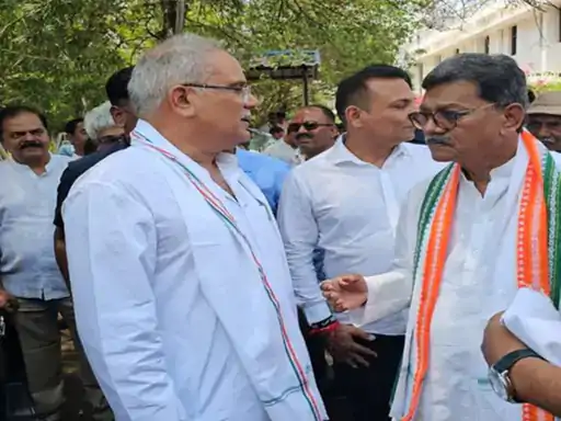 Bhupesh Baghel in defense of Charan Das Mahant: महंत ने बिगाड़ी, भूपेश संभाली बात: नेता प्रतिपक्ष के बचाव में पूर्व सीएम, बोले- डंडा वाली बात का मतलब अभिमान तोड़ने से था