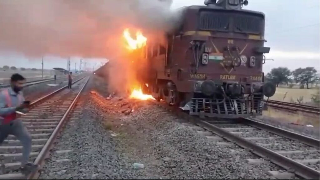 Indian Railways : कोयले से भरी मालगाड़ी के दो इलेक्ट्रिकल इंजन में लगी आग, कोई जनहानि नहीं