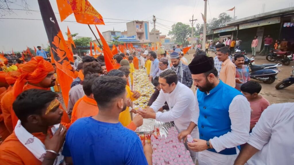 ROJEDARS SET AN EXAMPLE : बिलासपुर में मुस्लिम समुदाय ने हिंदू नववर्ष की शोभायात्रा का स्वागत करते हुए अनेकता में एकता का पेश किया मिशाल, खुद रोजा रखकर पिलाया शीतल पेयजल