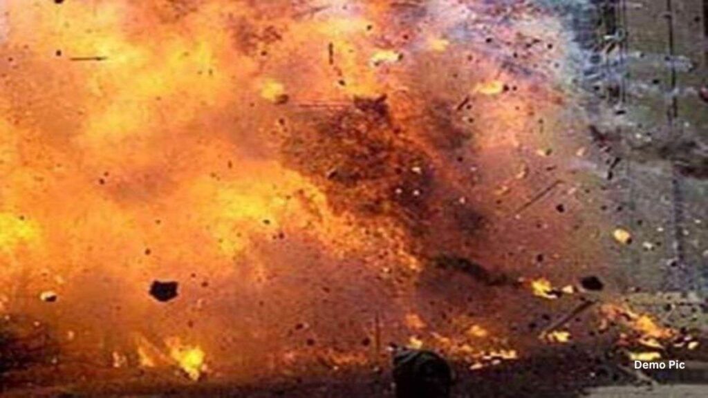 IED Blast In Bijapur : राहुल गांधी के बस्तर दौरे से पहले बीजापुर में नक्सल अटैक, IED ब्लास्ट से  2 जवान घायल, सर्च ऑपरेशन के लिए पहुंची थी टीम