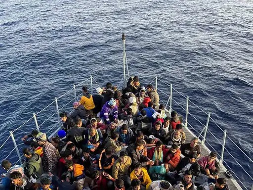 UK Indians Visa Violation Case : ब्रिटेन में 12 भारतीय गिरफ्तार, अवैध तरीके से केक फैक्ट्री में कर रहे थे नौकरी, वीजा उल्लंघन का भी आरोप