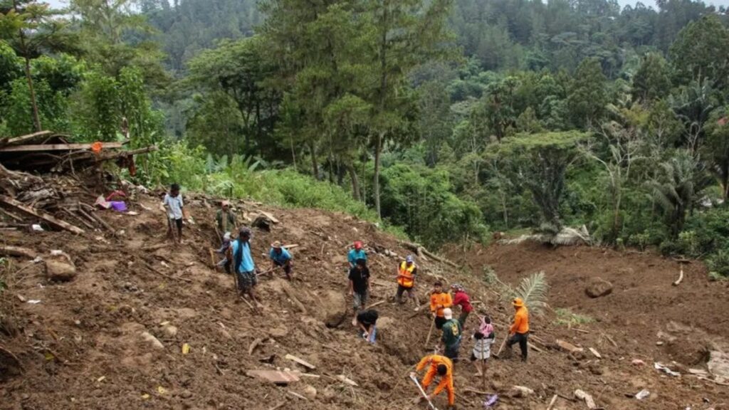 Landslide in Indonesia : इंडोनेशिया में भारी बारिश के कारण हुए भूस्खलन से 20 लोगों की मौत, कई लापता