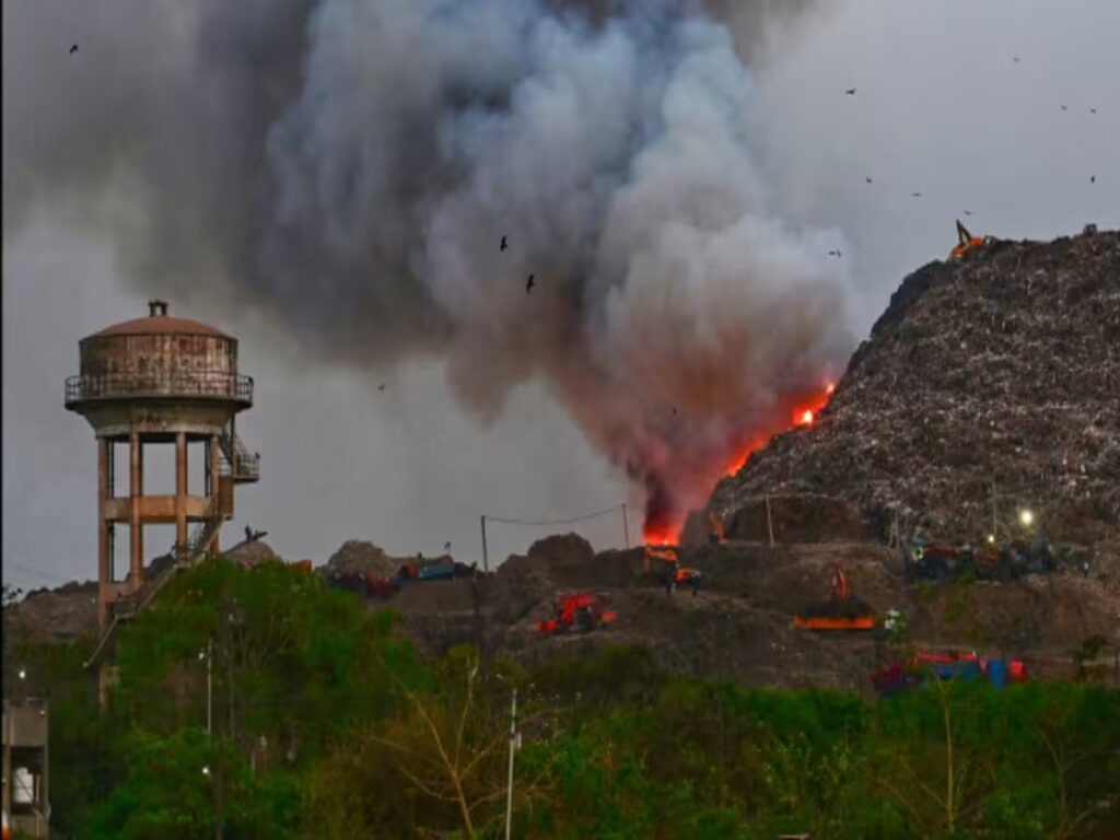Ghazipur Landfill Site Fire : गाजीपुर लैंडफिल साइट में लगी भीषण आग, पूरे इलाके में फैला धुआं, आग बुझाने का काम जारी