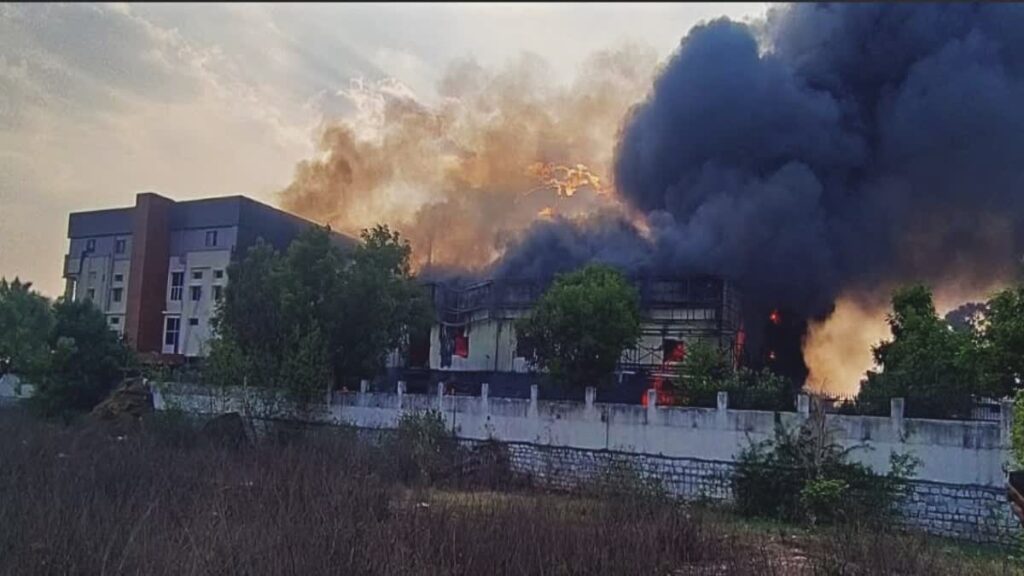 Telangana Factory Fire : तेलंगाना के मलकगाजगिरी हर्बल कंपनी में लगी भीषण आग, सभी कर्मचारियों को सुरक्षित बचाया गया