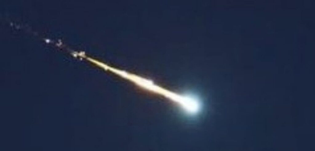 Rajasthan News : राजस्थान के बाड़मेर में आसमान से गिरा एक बड़ा उल्कापिंड, तेज़ धमके की गूंज से इलाके में दहशत का माहौल