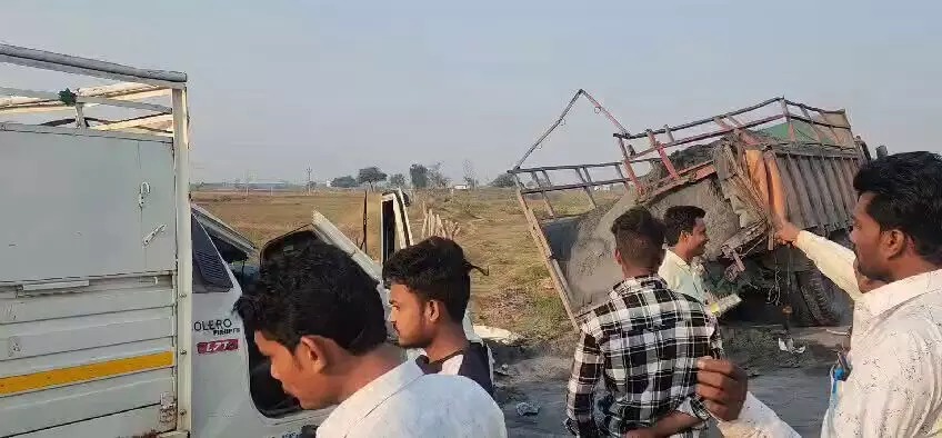 BEMETARA ROAD ACCIDENT : बेमेतरा में देर रात सड़क किनारे खड़ी गाड़ी को पिकअप ने मारी टक्कर, दर्दनाक हादसे में 8 लोगों की मौत, 20 से अधिक घायल
