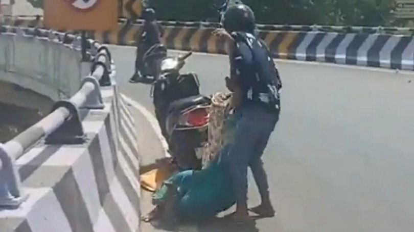 Chennai Crime : दिनदहाड़े पत्नी को फ्लाईओवर से नीचे फेंकने की कोशिश करने वाले सिरफिरे पति का वीडियो हुआ वायरल,  पुलिस ने की कार्रवाई