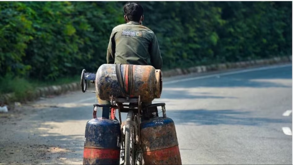 LPG Cylinder Price : आम चुनावों के बीच लगातार दूसरे महीने सस्ता हुआ कमर्शियल एलपीजी गैस सिलेंडर, जानिए नई कीमते