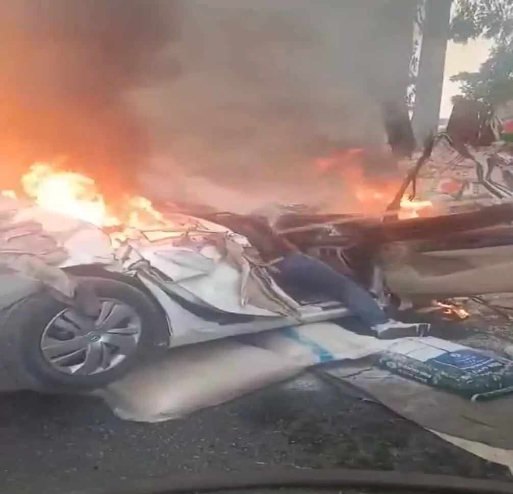 Uttar Pradesh Road Accident : कार पर ट्रक पलटने से कारोबारी की जिन्दा जलकर मौत, वीडियो वायरल