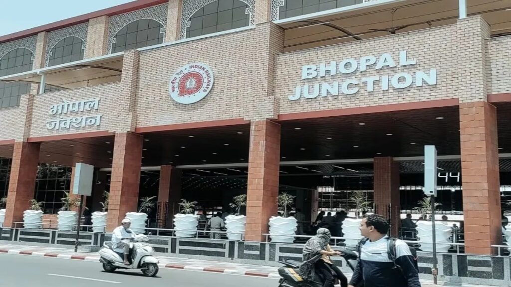 Bhopal Railway Station Accident : भोपाल के रेलवे स्टेशन पर मालगाड़ी की छत पर चढ़ा युवक हाईटेंशन लाइन की चपेट में आकर बुरी तरह झुलसा