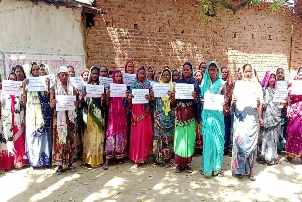 SAKTI NEWS : समाज के ठेकेदारों ने तुगलकी फरमान जारी करते हुए 80 आदिवासी पीड़ित परिवारों को किया बहिष्कृत, गांव वालों ने चुनाव बहिष्कार किया ऐलान