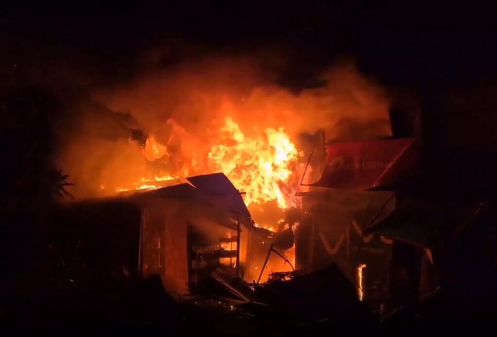 Mandla Fire News : मध्यप्रदेश के मंडला में जूते-चप्पल और कपड़े की दुकान में लगी भीषण आग, मौके पर पहुंची दमकल गाडी