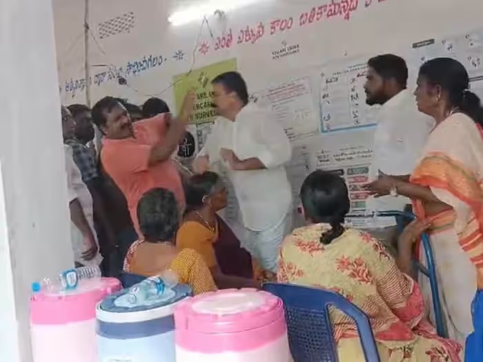YSR Congress : आंध्र प्रदेश के पोलिंग बूथ पर विधायक शिवकुमार ने मतदाता को जड़ा थप्पड़, मतदाता ने भी किया पलटवार, वीडियो हुआ वायरल