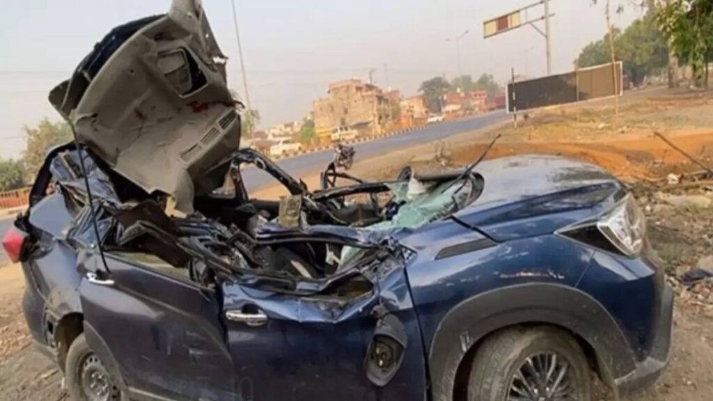 Accident in Hapur : उत्तर प्रदेश के हापुड़ जिले में कार के बेकाबू होकर ट्रक से टकराने से हादसे में 6 लोगों की दर्दनाक मौत