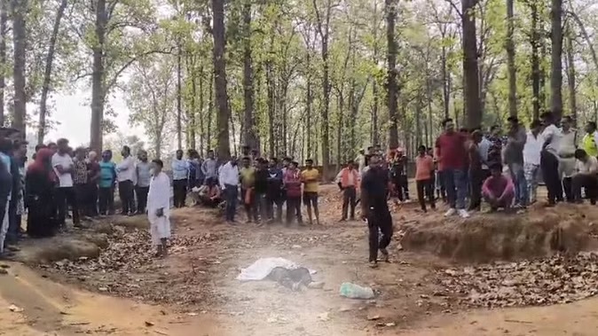 Manendragarh Crime News : मनेन्द्रगढ़ में फॉरेस्ट डिपो के पास मिला पत्रकार का खून से सना शव, जांच में जुटी पुलिस