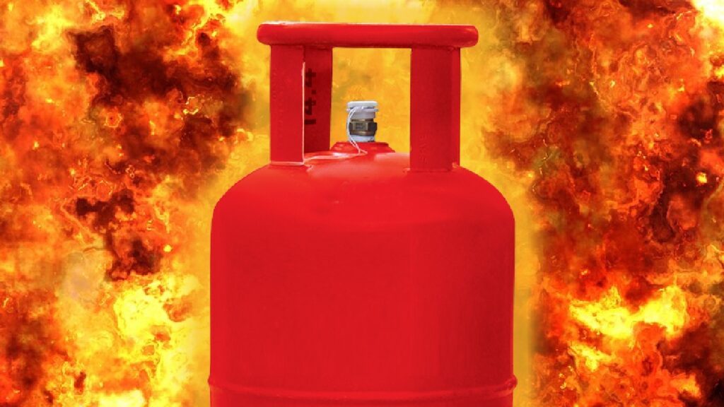 FIRE IN GAS CYLINDER : बिलासपुर में चाय बनाते वक्त अचानक गैस सिलेंडर ब्लास्ट से लगी आग, बड़ा हादसा टला