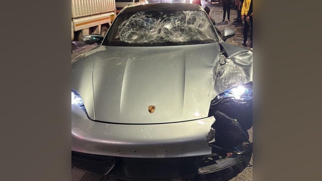 PUNE ROAD ACCIDENT : पुणे की सड़क पर 3 करोड़ की लग्जरी कार से नाबालिग ने 2 बाइक सवार को कुचला, न‍िबंध ल‍िखने की शर्त पर म‍िली जमानत