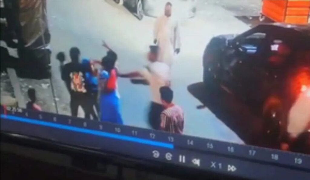 BJP COUNCILOR : यूपी के गाजियाबाद में सिगरेट के पैसे मांगने पर बीजेपी पार्षद ने दबंगई करते हुए गुमटी तोड़ संचालक पति-पत्नी को जमकर पिटाई