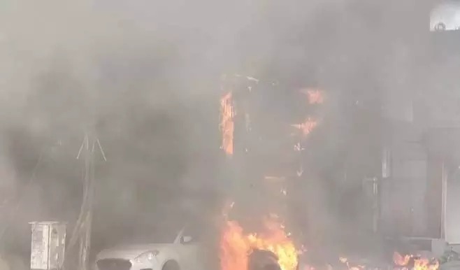 JAGDALPUR NEWS : जगदलपुर के कपड़े की दुकान में लगी भीषण आग, कार और बाइक जलकर हुई खाक
