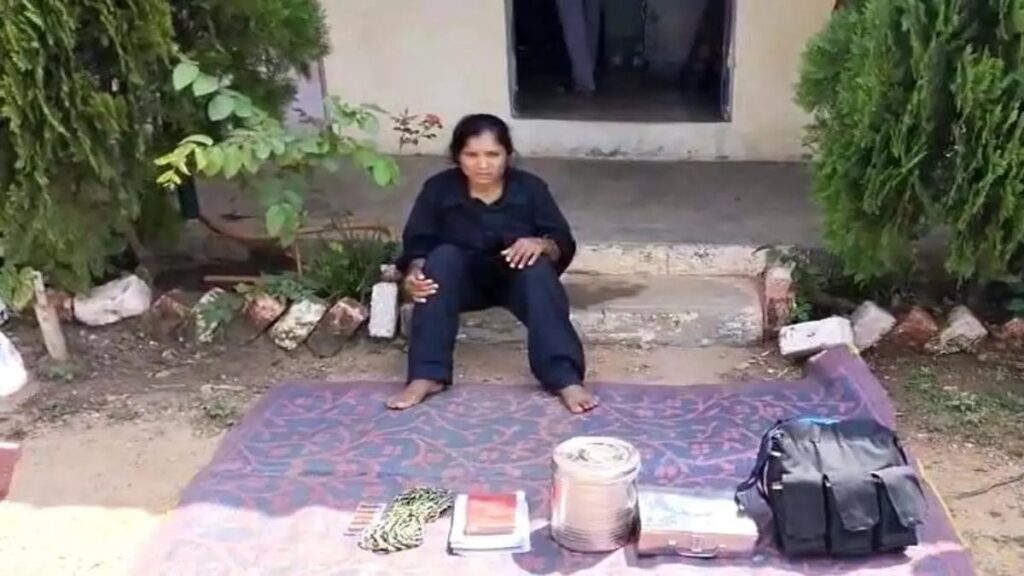 Sukma Women Naxal Arrest : छत्तीसगढ़ के नकस्ल प्रभाव क्षेत्र सुकमा में 5 लाख की इनामी महिला वर्दीधारी नक्सली गिरफ्तार