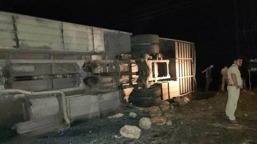 Rajgarh Bus Accident : मध्यप्रदेश के राजगढ़ में यात्रियों से भरी बस पुल से पलटी, 3 लोगो की मौत, कई घायल